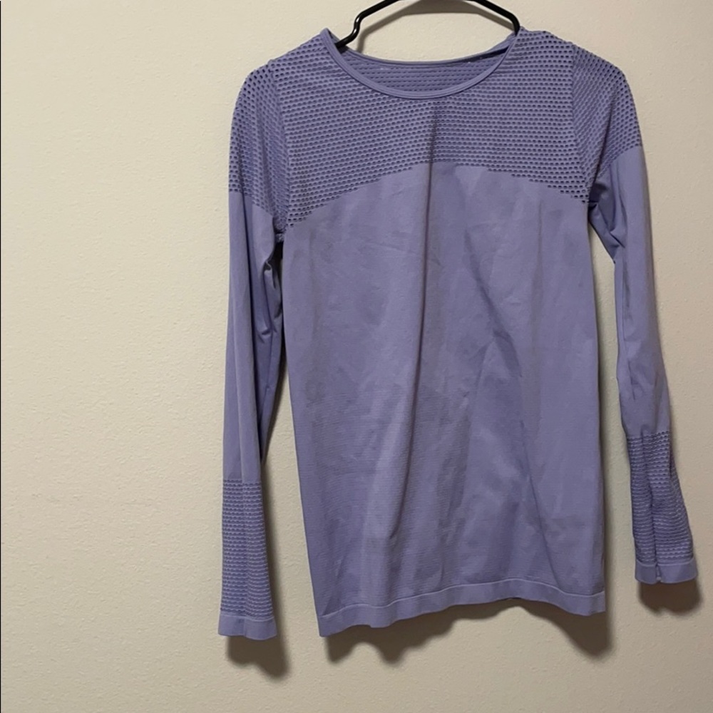 Lilac workout top, great condition but missing tag